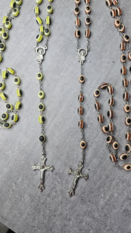 Collier sautoir chapelet - perles marron ou vert - effet oeil - médaillon religieux croix christ vierge marie