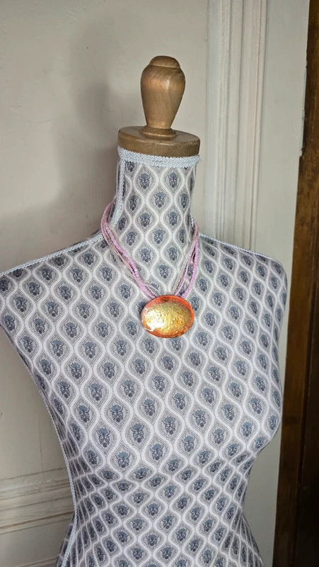 collier vintage - neuf - perles organza rose chaine - pendentif ovale doré orange