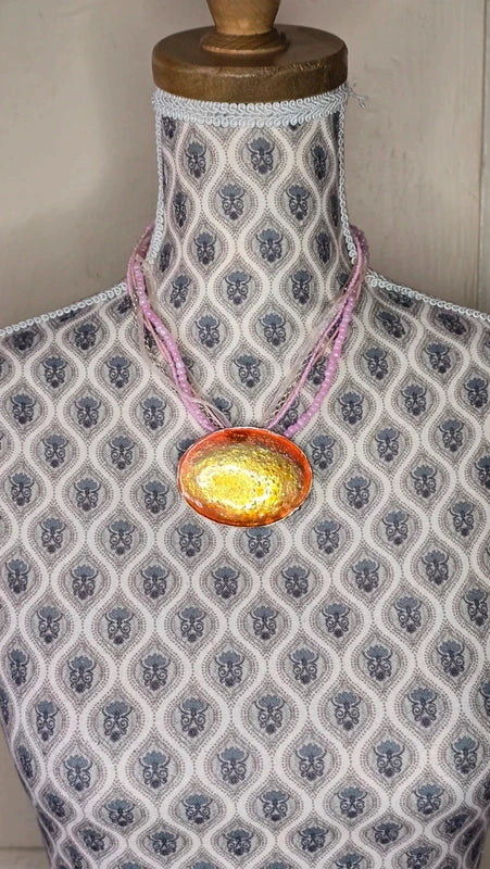 collier vintage - neuf - perles organza rose chaine - pendentif ovale doré orange