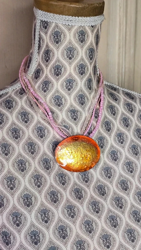 collier vintage - neuf - perles organza rose chaine - pendentif ovale doré orange
