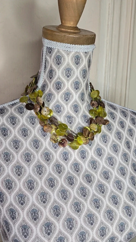 Collier vintage - neuf - perles nacre reflet irisé- vert ou rose - coquillage - multi rangs cascade - bohème chic
