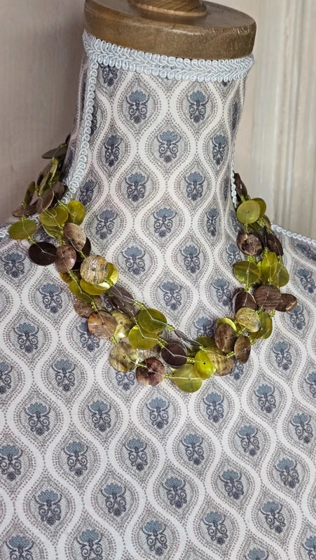 Collier vintage - neuf - perles nacre reflet irisé- vert ou rose - coquillage - multi rangs cascade - bohème chic