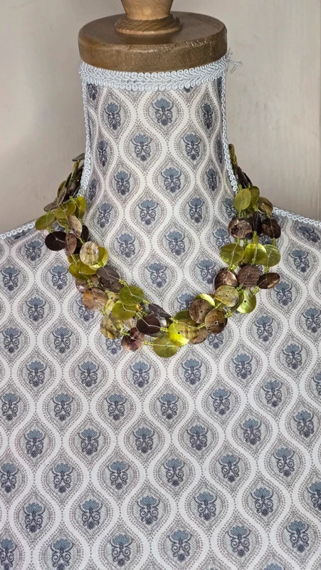 Collier vintage - neuf - perles nacre reflet irisé- vert ou rose - coquillage - multi rangs cascade - bohème chic