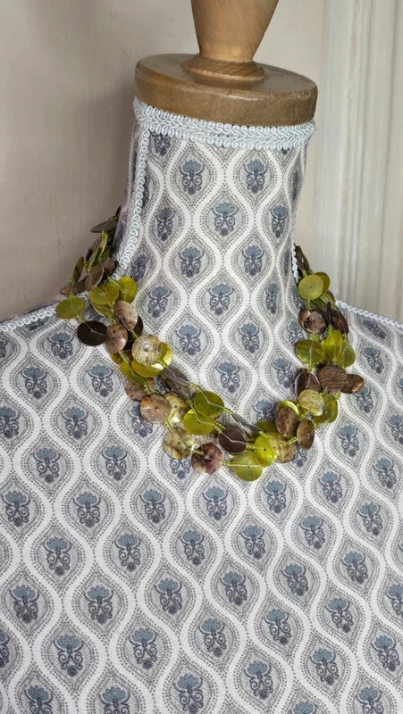 Collier vintage - neuf - perles nacre reflet irisé- vert ou rose - coquillage - multi rangs cascade - bohème chic