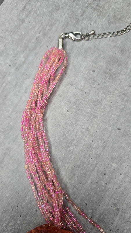 collier vintage - neuf - perles rose fuchsia nacré - pendentif pierres brut corail ambre géode - chic original