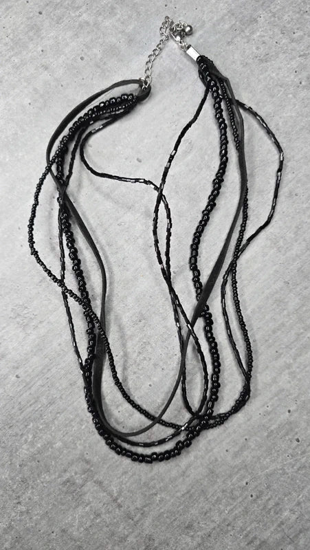 Collier - neuf - multi rangs perles noir brillantes cordon effet daim - moderne casual urbain