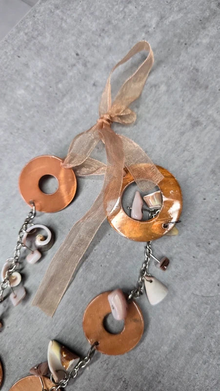 collier sautoir vintage - anneau nacre véritable - cuivre marron - charms pendentif coquillage blanc rose - organza