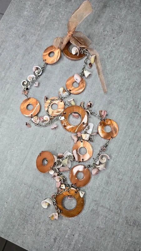 collier sautoir vintage - anneau nacre véritable - cuivre marron - charms pendentif coquillage blanc rose - organza