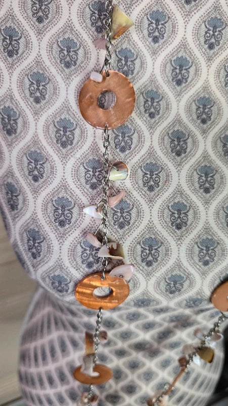 collier sautoir vintage - anneau nacre véritable - cuivre marron - charms pendentif coquillage blanc rose - organza