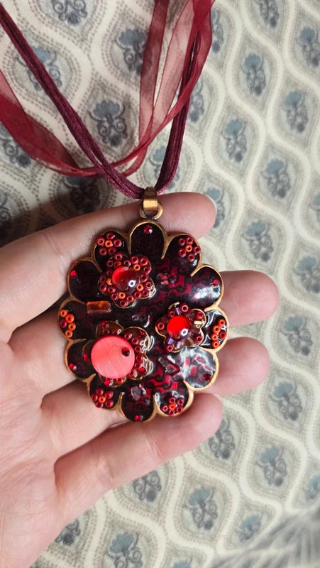 collier vintage - neuf - cordon organza rouge - pendentif forme fleurs rouge bordeaux strass perles