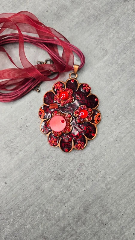 collier vintage - neuf - cordon organza rouge - pendentif forme fleurs rouge bordeaux strass perles