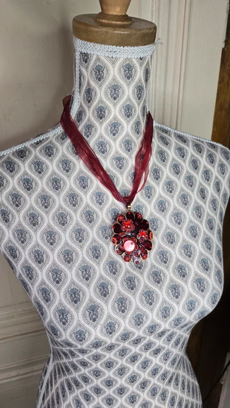 collier vintage - neuf - cordon organza rouge - pendentif forme fleurs rouge bordeaux strass perles
