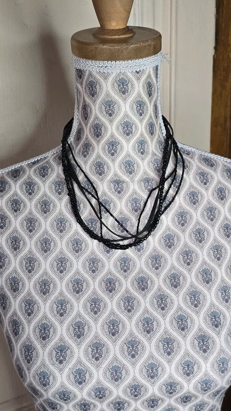Collier - neuf - multi rangs perles noir brillantes cordon effet daim - moderne casual urbain