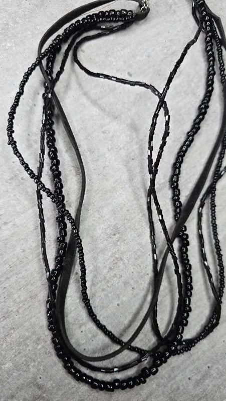Collier - neuf - multi rangs perles noir brillantes cordon effet daim - moderne casual urbain