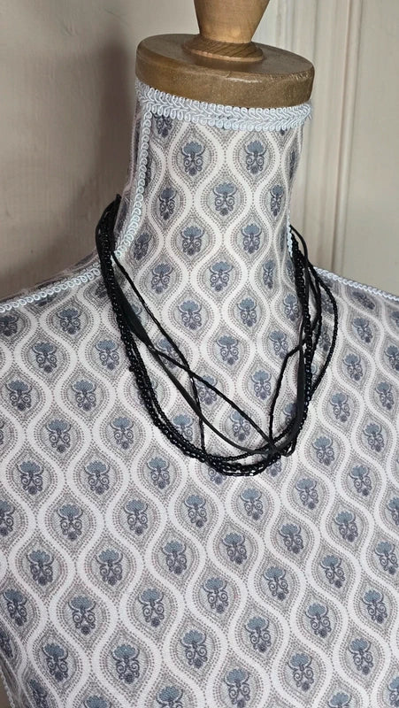 Collier - neuf - multi rangs perles noir brillantes cordon effet daim - moderne casual urbain