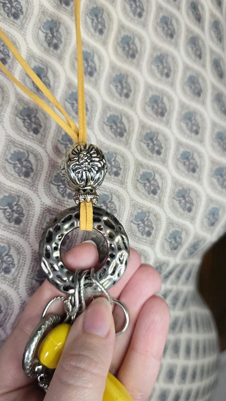 collier sautoir vintage - neuf - daim - jaune ou orange - pendentif pierre argenté rond effet léopard charms - chic