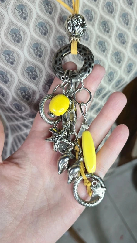 collier sautoir vintage - neuf - daim - jaune ou orange - pendentif pierre argenté rond effet léopard charms - chic