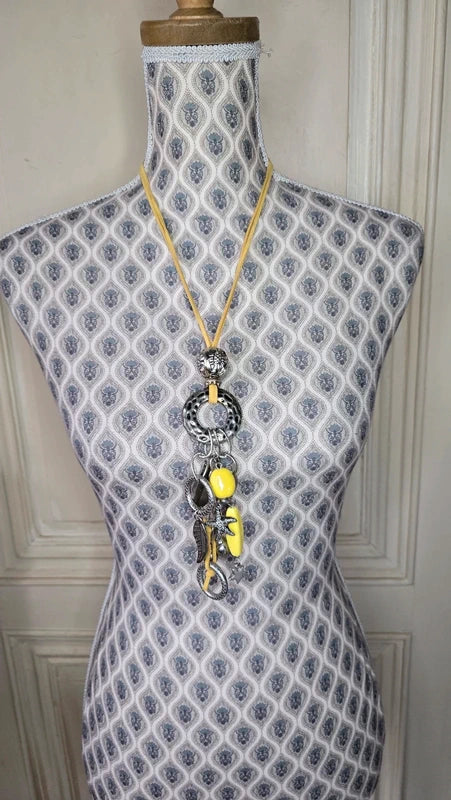 collier sautoir vintage - neuf - daim - jaune ou orange - pendentif pierre argenté rond effet léopard charms - chic
