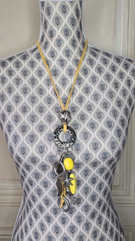 collier sautoir vintage - neuf - daim - jaune ou orange - pendentif pierre argenté rond effet léopard charms - chic