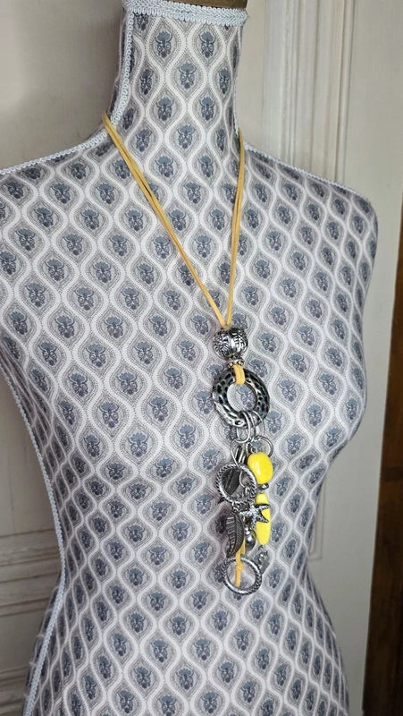 collier sautoir vintage - neuf - daim - jaune ou orange - pendentif pierre argenté rond effet léopard charms - chic