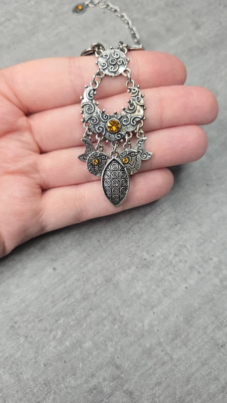 collier vintage - neuf - argenté vieilli - pendentif gravé travaillé - pierres strass jaune doré