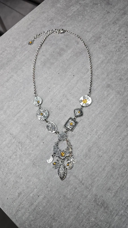 collier vintage - neuf - argenté vieilli - pendentif gravé travaillé - pierres strass jaune doré