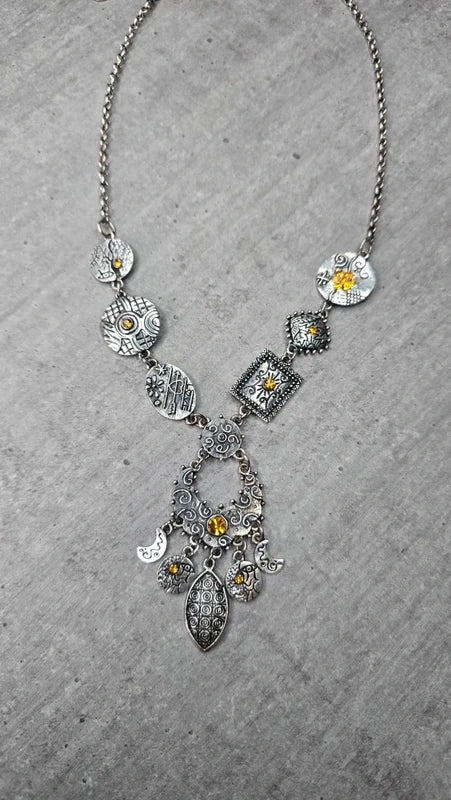 collier vintage - neuf - argenté vieilli - pendentif gravé travaillé - pierres strass jaune doré