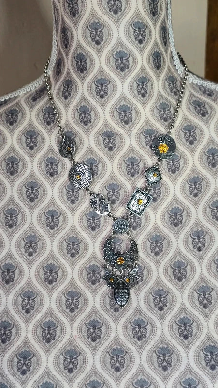 collier vintage - neuf - argenté vieilli - pendentif gravé travaillé - pierres strass jaune doré