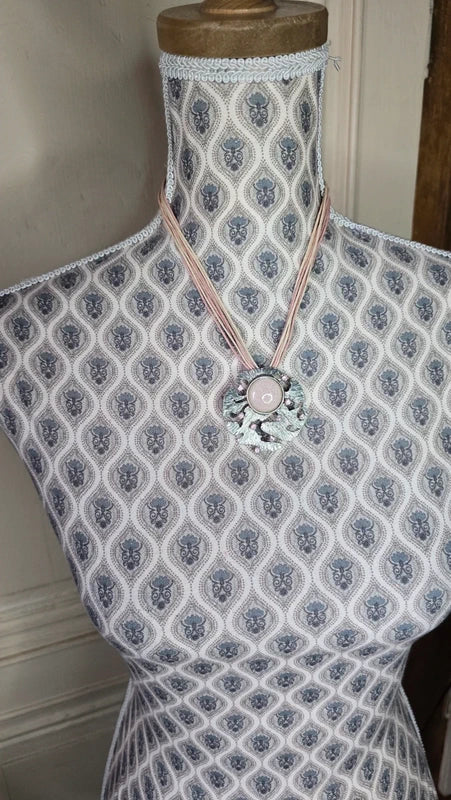 collier vintage - neuf - rose pastel - pendentif argenté texturé - pierre rose paillettes - pierres strass brillant