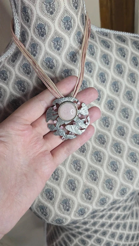collier vintage - neuf - rose pastel - pendentif argenté texturé - pierre rose paillettes - pierres strass brillant