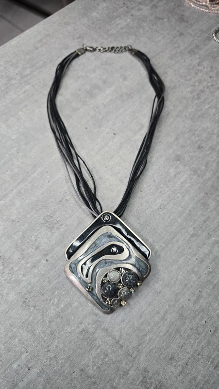collier vintage - neuf - pendentif losange - noir gris résine paillette pierre strass travaillé - design