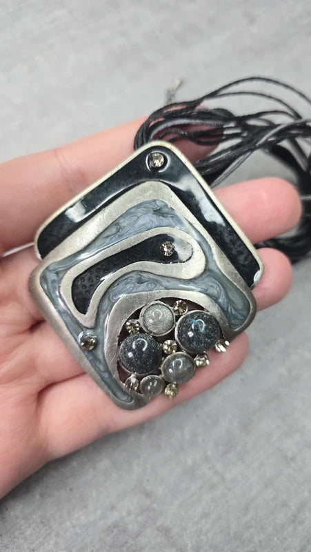 collier vintage - neuf - pendentif losange - noir gris résine paillette pierre strass travaillé - design