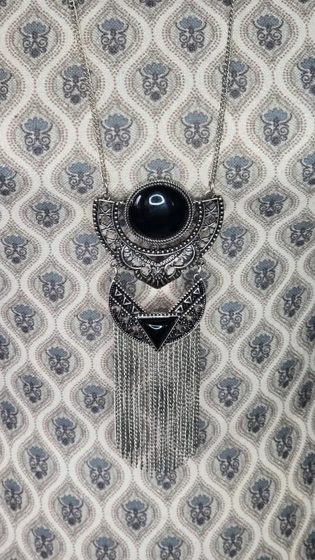 collier sautoir - neuf - chaine argenté - pendentif pierre noir effet onyx - texturé gravé travaillé - chic