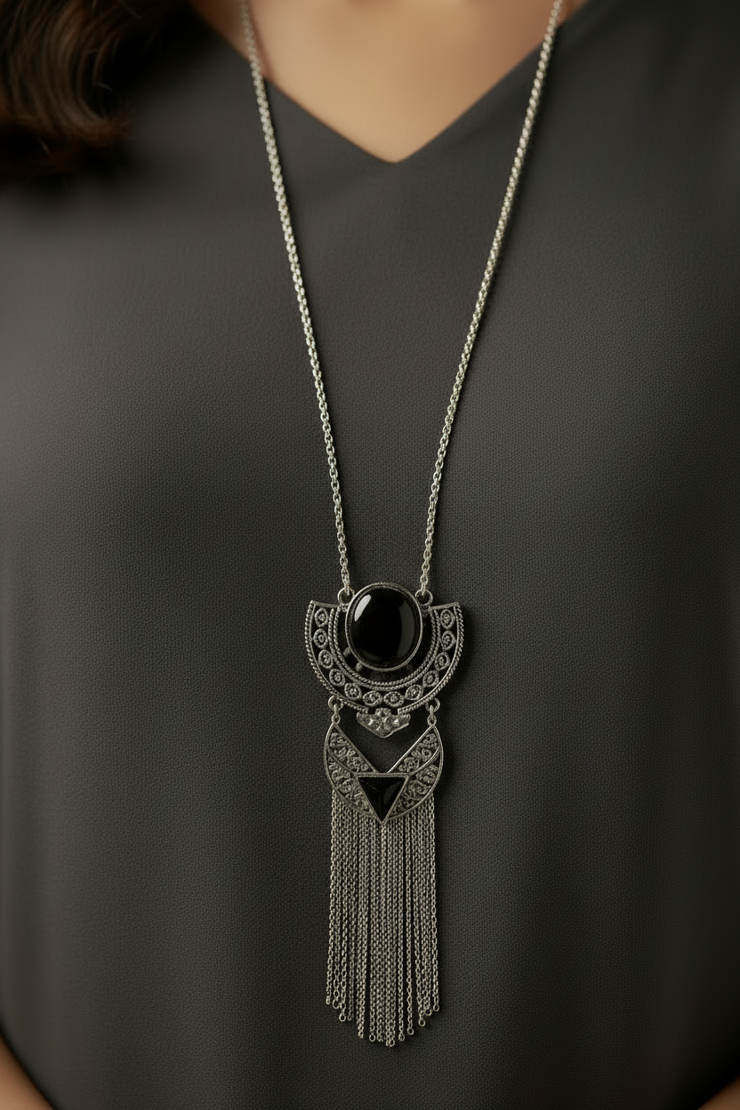 collier sautoir - neuf - chaine argenté - pendentif pierre noir effet onyx - texturé gravé travaillé - chic