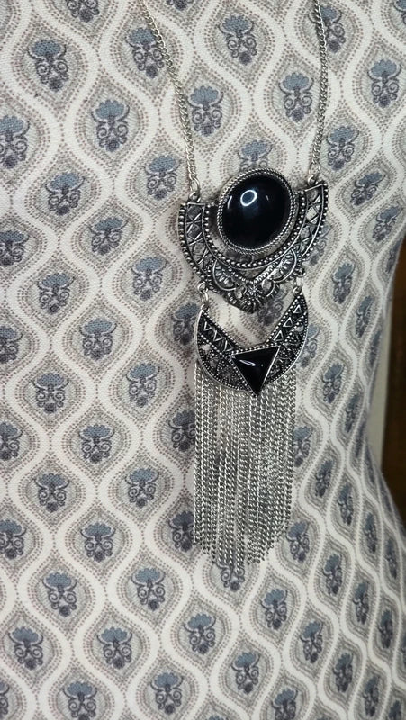 collier sautoir - neuf - chaine argenté - pendentif pierre noir effet onyx - texturé gravé travaillé - chic