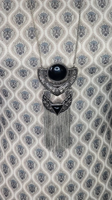 collier sautoir - neuf - chaine argenté - pendentif pierre noir effet onyx - texturé gravé travaillé - chic