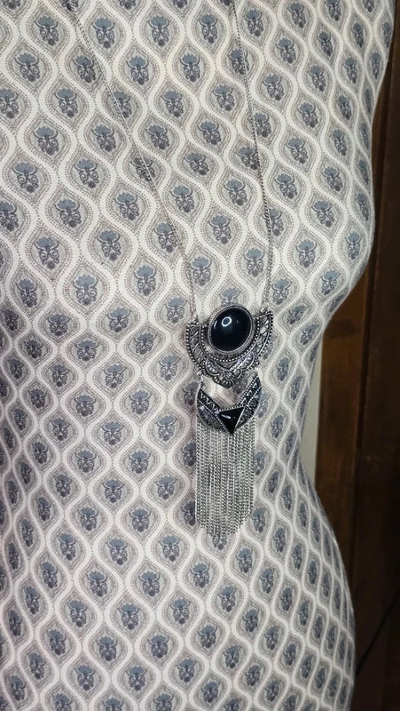 collier sautoir - neuf - chaine argenté - pendentif pierre noir effet onyx - texturé gravé travaillé - chic