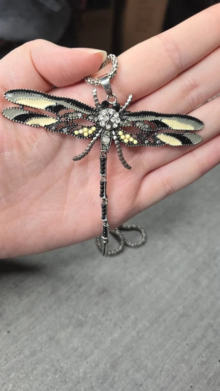 collier vintage - neuf - chaine texturé argenté - pendentif libellule noir beige gris - pierres strass - rare