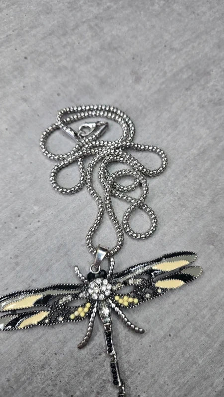 collier vintage - neuf - chaine texturé argenté - pendentif libellule noir beige gris - pierres strass - rare