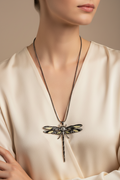 collier vintage - neuf - chaine texturé argenté - pendentif libellule noir beige gris - pierres strass - rare