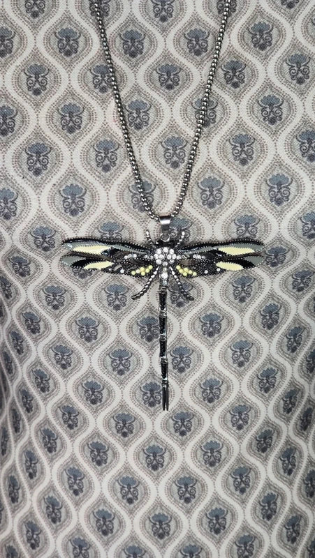 collier vintage - neuf - chaine texturé argenté - pendentif libellule noir beige gris - pierres strass - rare
