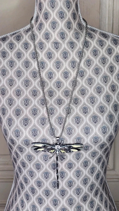 collier vintage - neuf - chaine texturé argenté - pendentif libellule noir beige gris - pierres strass - rare