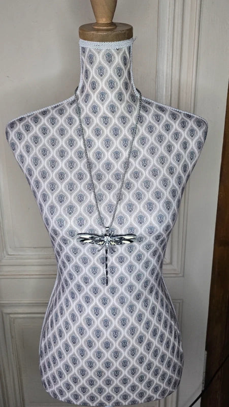 collier vintage - neuf - chaine texturé argenté - pendentif libellule noir beige gris - pierres strass - rare