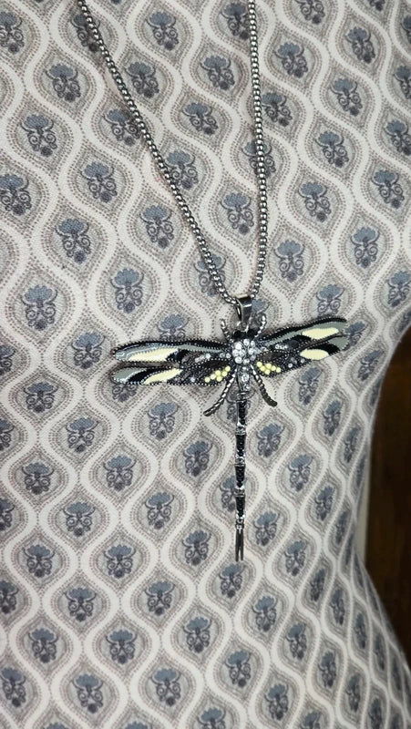 collier vintage - neuf - chaine texturé argenté - pendentif libellule noir beige gris - pierres strass - rare