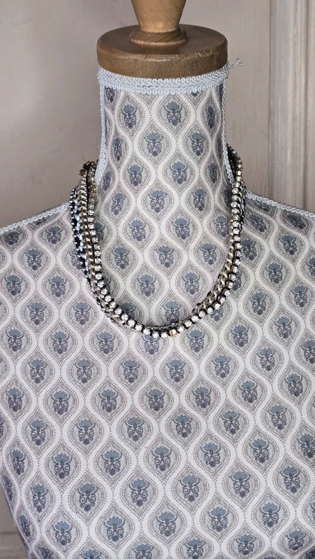 collier plastron - multi chaine - doré tresse gris noir blanc - perles métallique - rangée de strass