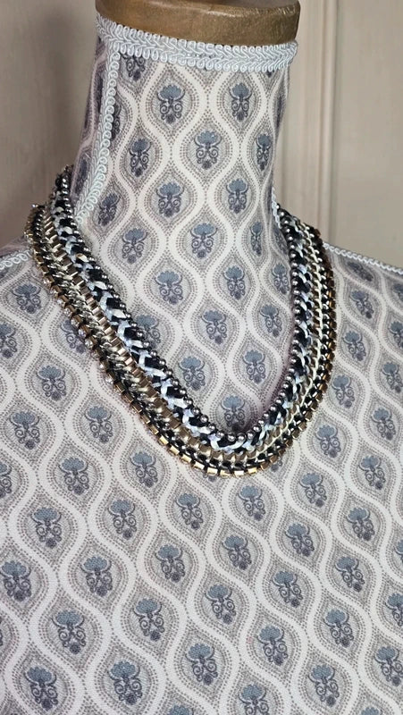 collier plastron - multi chaine - doré tresse gris noir blanc - perles métallique - rangée de strass