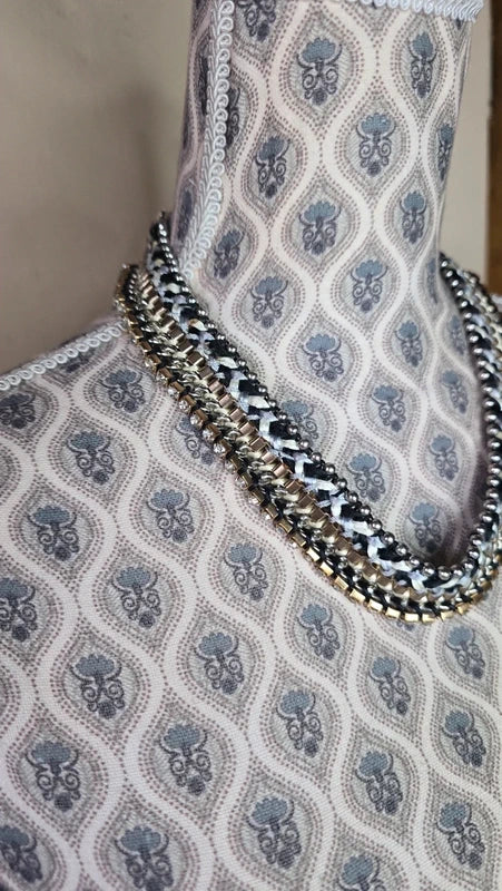 collier plastron - multi chaine - doré tresse gris noir blanc - perles métallique - rangée de strass