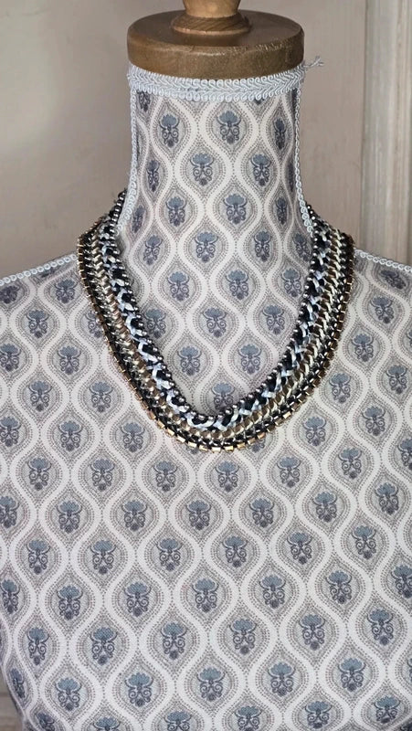 collier plastron - multi chaine - doré tresse gris noir blanc - perles métallique - rangée de strass