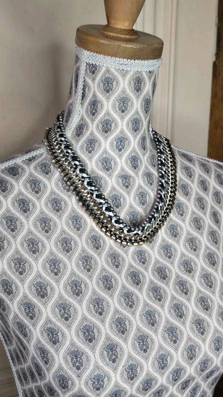 collier plastron - multi chaine - doré tresse gris noir blanc - perles métallique - rangée de strass