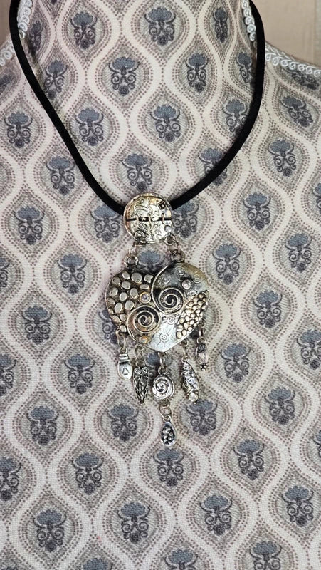 collier vintage - velours daim noir - pendentif coeur argenté effet vieilli gravé - charms pampilles strass